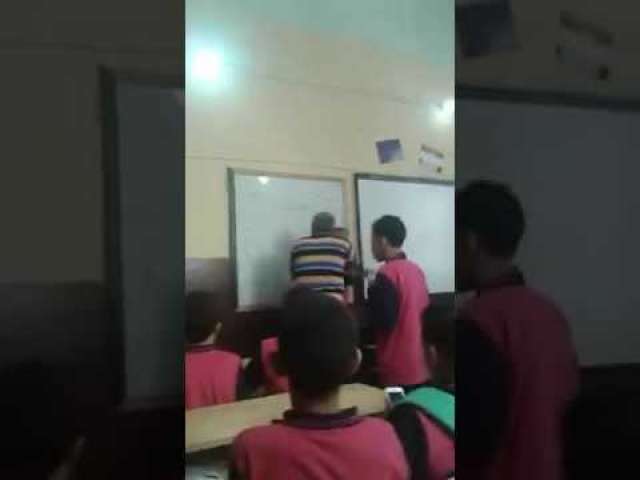 فيديو.. مدرس يعتدى علي طالب بالضرب