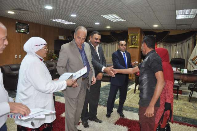 محافظ الوادي الجديد يكرم الفائزين بالمسابقة
