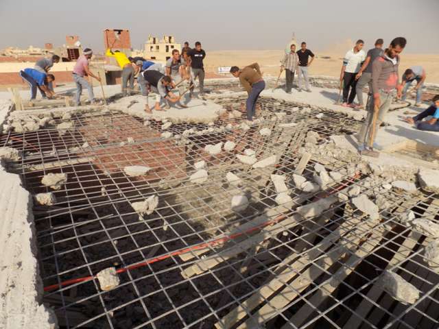 الصور..إزالة 5 مخالفات بناء بهضبة الأهرام ورفع 1500 طن مخلفات