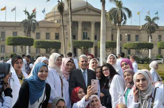 سفراء العالم يحتفلون بالتخرج من «طب جامعة القاهرة»