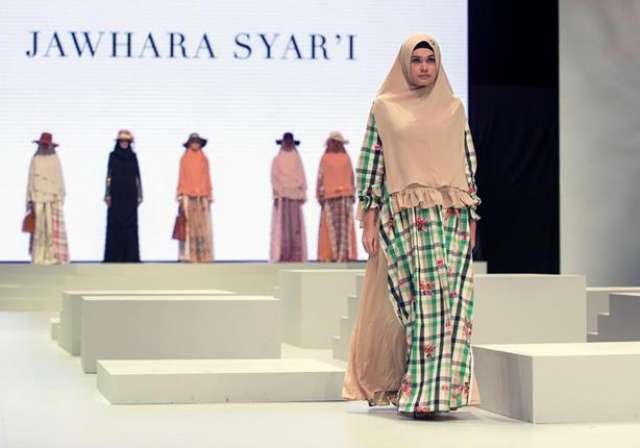 بالصور.. هيمنة الحجاب على الأزياء بإندونسيا