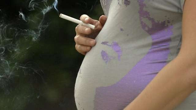 «تدخين الحامل» يعرض جنينها لمشاكل السمع