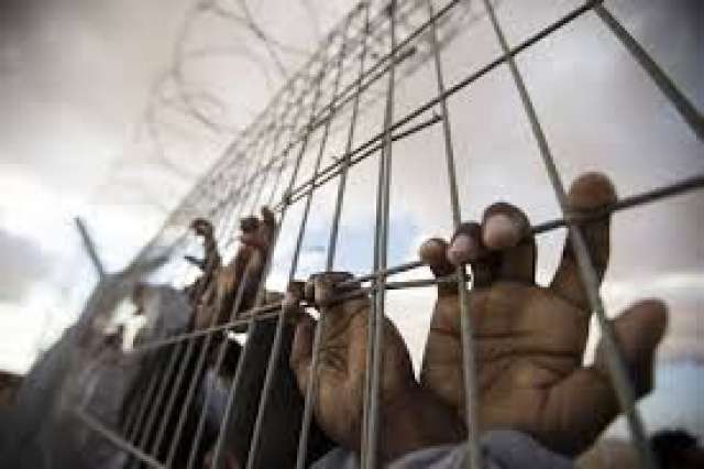 إدارة سجون الاحتلال تُعيق علاج الأسرى باستمرار نقلهم بعربة ”البوسطة”