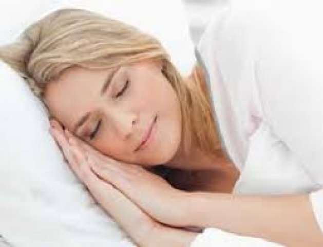 دراسة بريطانية: قلة النوم تجعل المرأة أقل جاذبية