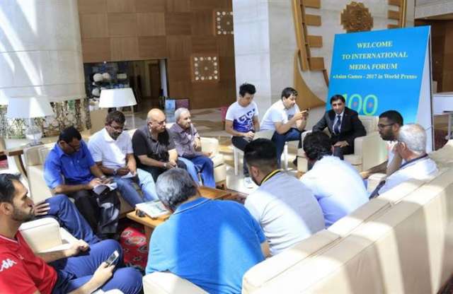 جانب من وصول البعثة الإعلامية إلي مطار عشق أباد