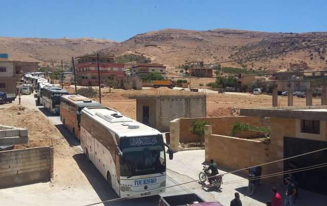 حافلات لنقل اللاجئين، والمسلحين السوررين