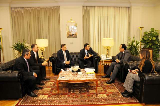 جانب من اجتماع وزير الإسكان مع مسؤولي الشركة 