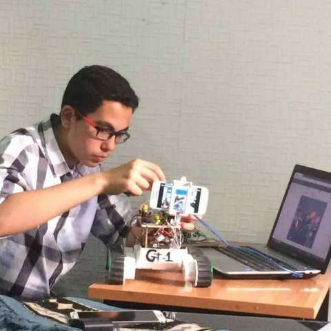المخترع الصغير.. طفل بيتكر «روبوت» لتحديد البؤر الإرهابية