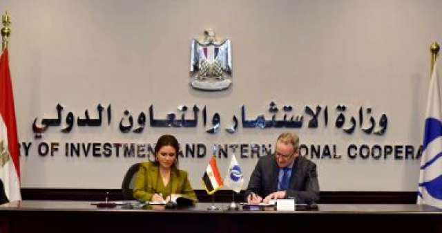 جانب من التوقيع