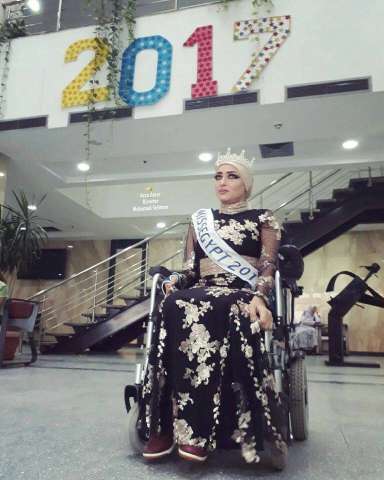 «عزة عامر» تتحدى الكرسي المتحرك.. وتحصد لقب ملكة جمال العرب لذوي القدرات الفائقة
