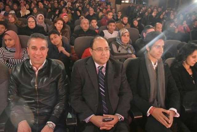 بالصور.. أسرة وزير الخارجية أثناء متابعة «فرصة سعيدة»