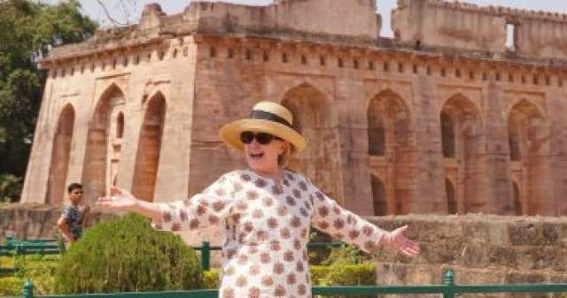 هيلاري كلينتون في جولة سياحية بالهند