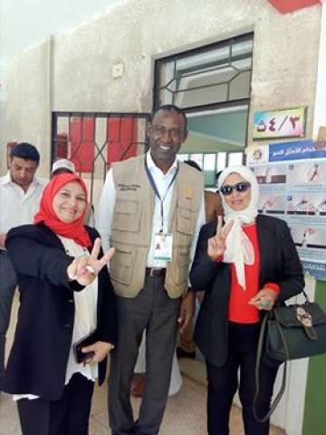 بالصور.. نائب وزير خارجية مالي يتفقد إحدى اللجان الانتخابية بمنطقة الرحاب