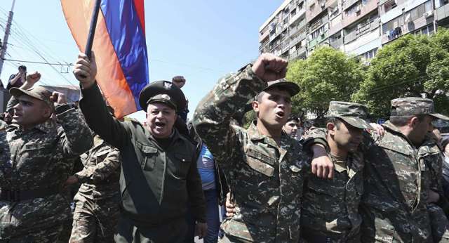 بالصور.. الدفاع الأرمينية تتعهد بمعاقبة الجنود الذين يشاركون في الاحتجاجات بالبلاد
