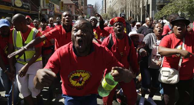 مسيرات بالآلاف للمطالبة بالحد الأدنى للأجور في جنوب أفريقيا