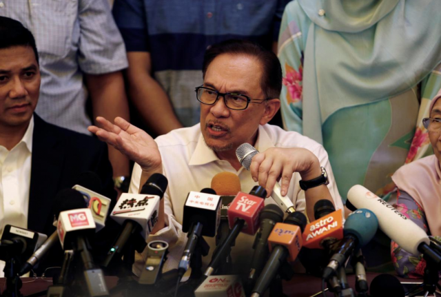 زعيم المعارضة الماليزي يتعهد بتقديم الدعم الكامل لـ«مهاتير محمد»