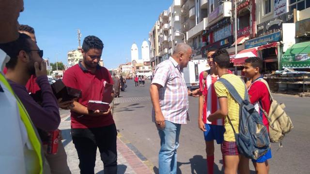 توزيع الحلوي علي المواطنين بالغردقة