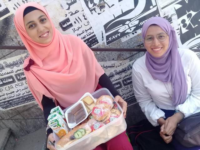 جامعة القاهرة تجمع شمل أختين في مشروع صغير