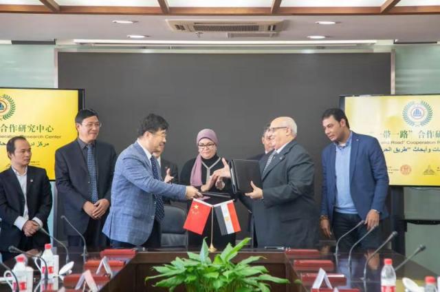 جامعتي عين شمس والشعب الصينية