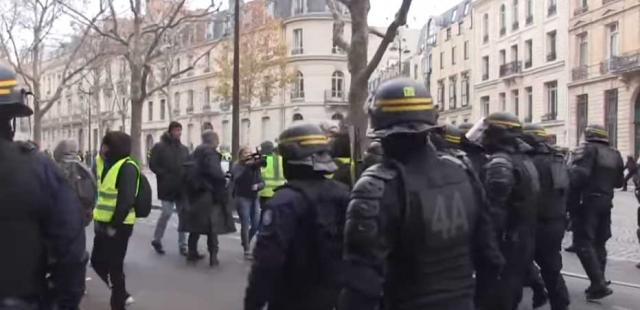 انتشار 8 آلاف شرطى في أنحاء باريس لمواجهة «السترات الصفراء»