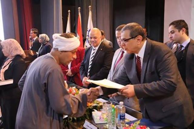سعفان يسلم شهادات أمان للعمالة غير المنتظم