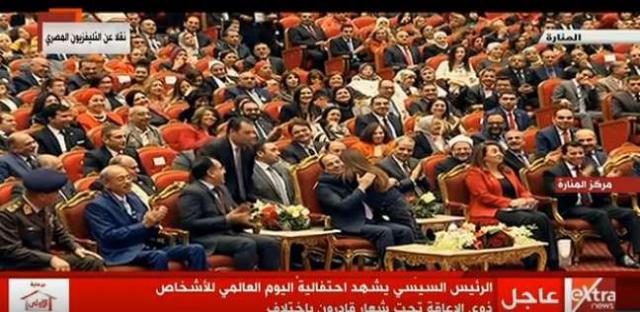 السيسي يحتضن طفلة