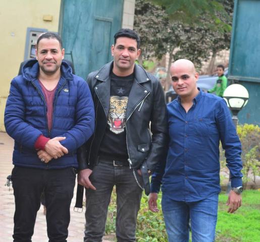 عايش ميت
