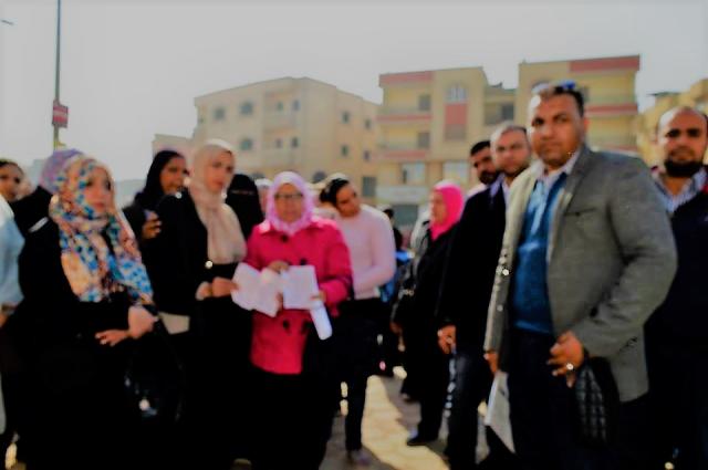 أولياء الأمور أمام المدرسة