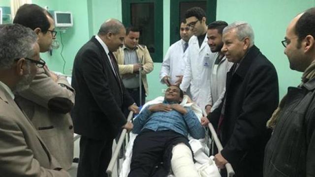 رئيس جامعة الازهر يطمئن على طالب أصيب فى حادث سير