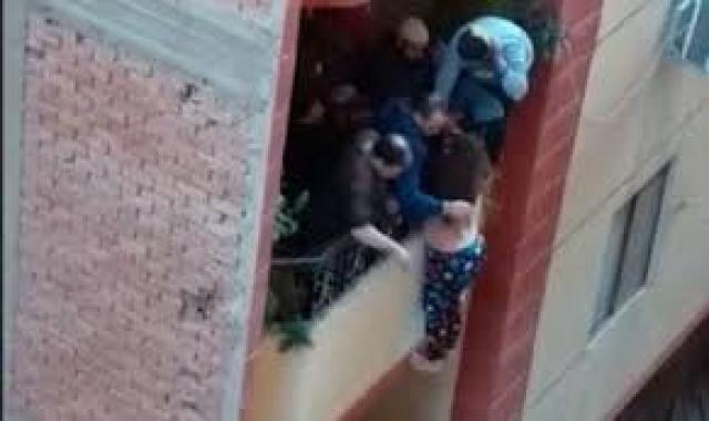 شخص يلقى زوجته الجديدة من البلكونة