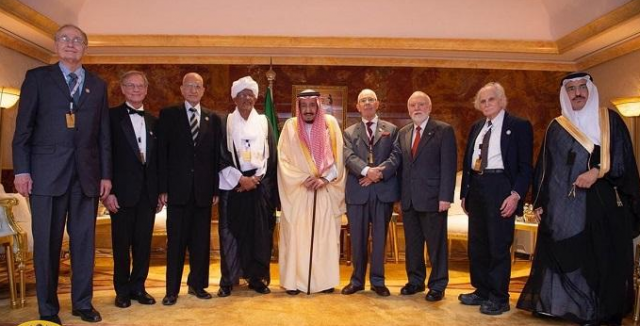 خادم الحرمين الشريفين يتوج الفائزين بجائزة الملك فيصل العالمية