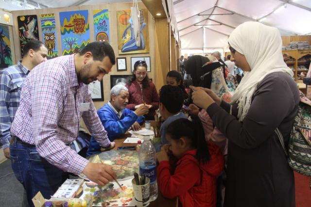 أنشطة وورش فنية وتعليم رسم في جناح الأزهر بمعرض الإسكندرية للكتاب