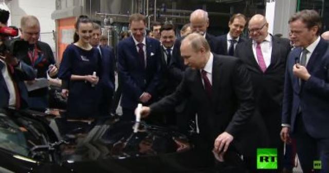 بالفيديو.. بوتين يضع توقيعه على أول سيارة«مرسيدس» صناعة روسية