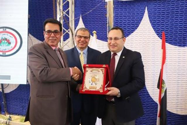  درع التميز لوزير القوي العاملة محمد سعفان