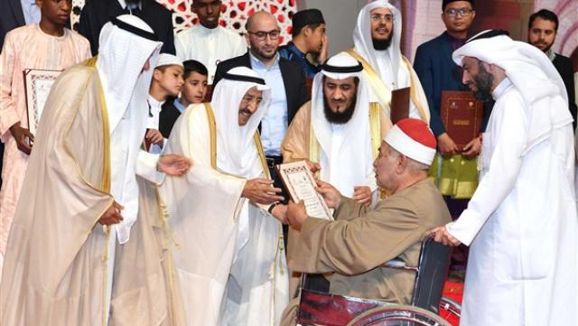 أمير الكويت يكرم القارئ الشيخ محمد محمود الطبلاوي