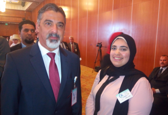 وزير العمل العراقي أثناء حواره مع محررة «الزمان»