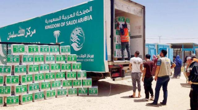 مركز الملك سلمان يواصل توزيع السلال الرمضانية على اللاجئين السوريين بالأردن