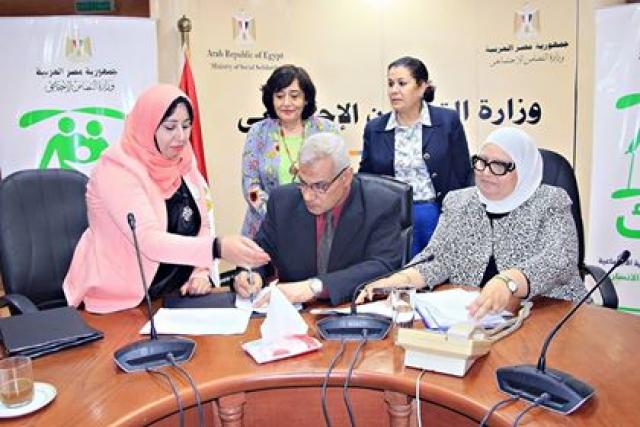 توقيع عقود تمويل مع جمعيات أهلية لرفع كفاءة مؤسسات الرعاية الاجتماعية الاستفادة من خبرات منظمات المجتمع المدنى لتطوير دور الأيتام والمسنين