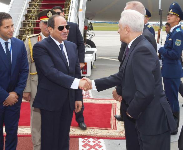 الرئيس لجظة وصوله بيلاروسيا