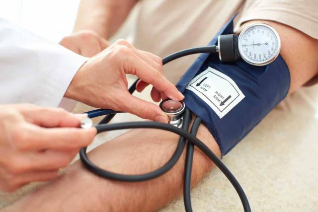 تطبيقات إلكترونية لقياس ضغط الدم تغتال المصريين