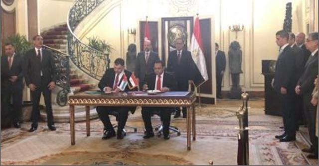 جانب من توقيع الاتفاقيات