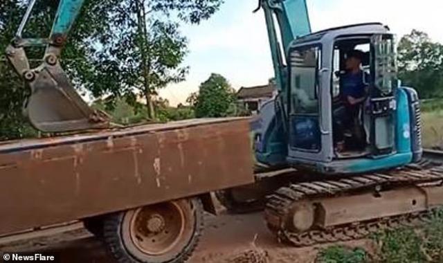 بالفيديو.. «على طريقة البهلونات».. سائق يرفع بلدوزر على ظهر شاحنة بدون رافعات