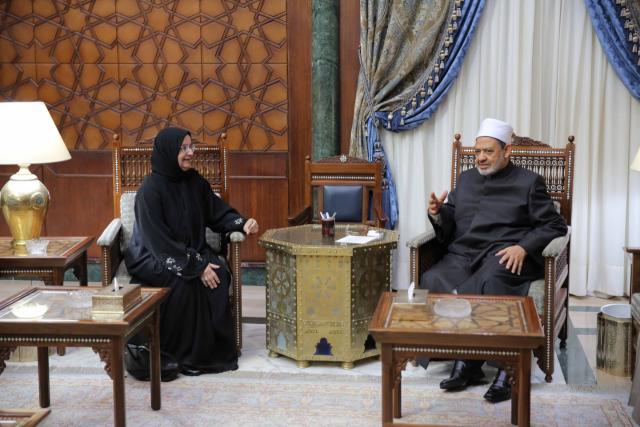 مديرة المكتب الكويتي للمشروعات الخيرية بالقاهرة مع شيخ الأزهر 
