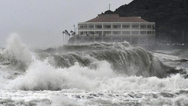 اليابان تحذر الآلاف لإخلاء منازلهم مع اقتراب العاصفة «كروسا»
