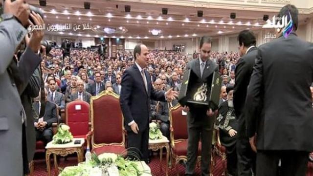 درع عيد العلم للرئيس السيسي