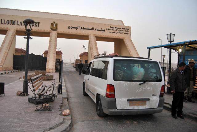 عبور 323 شاحنة بين مصر وليبيا عبر منفذ السلوم