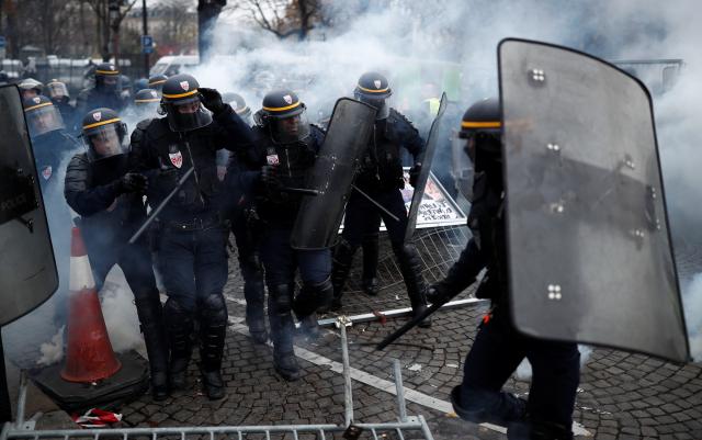 ارتفاع الاعتداءات على قوات الشرطة والطوارئ في فرنسا