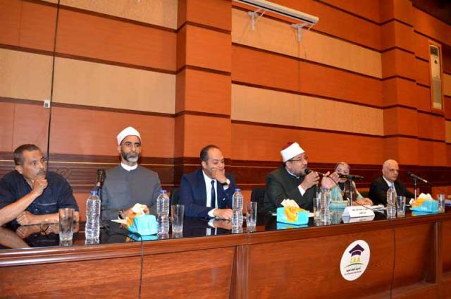 وزير الأوقاف خلال الاجتماع الثالث الذي حضره ممثلو الوزارت 