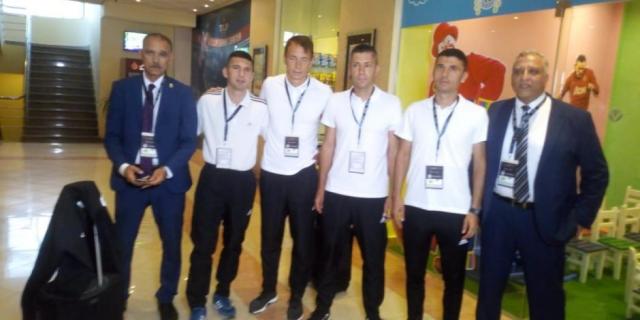 طاقم تحكيم الزمالك وبيراميدز يعاين أرضية برج العرب