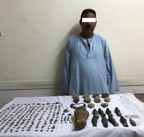 ضبط أحد الأشخاص بالمنيا بحوزته 277 قطعة أثريه بقصد الإتجار